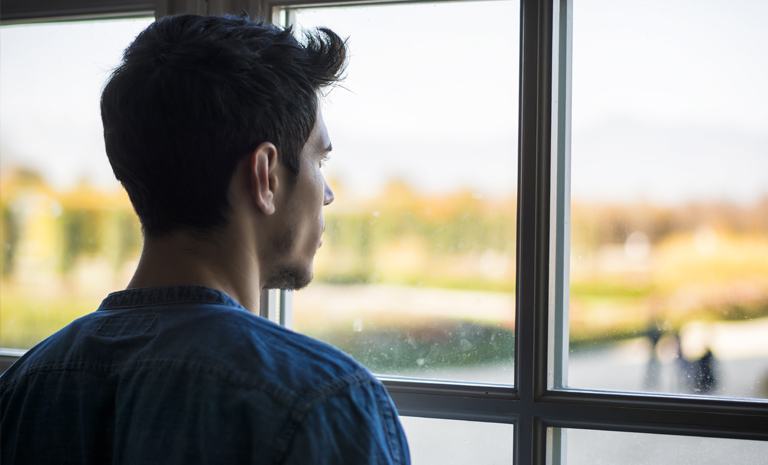 Hombre se lanzó de un quinto piso creyendo que iba a quemarse (+video