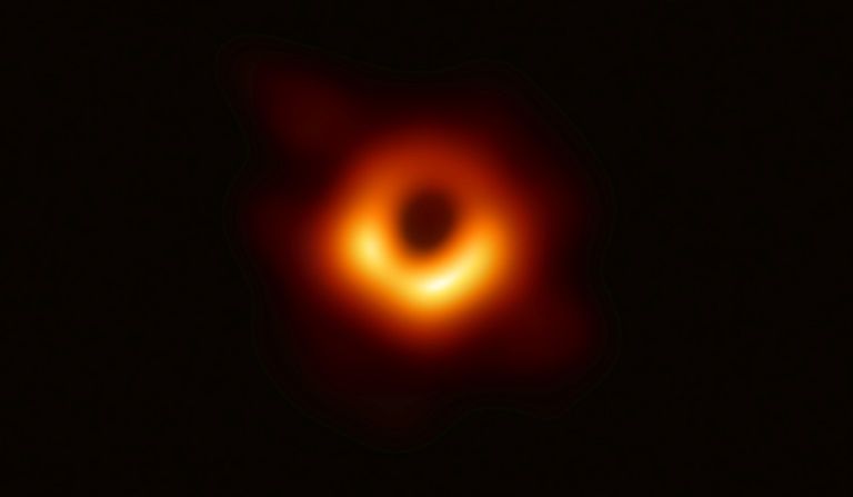 Publican la primera imagen de un agujero negro