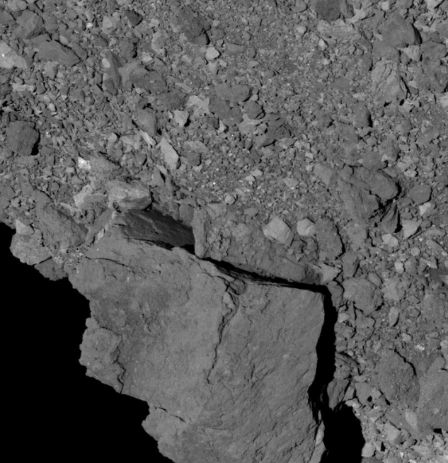 La roca más grande de Bennu, que sobresale del hemisferio sur del asteroide.