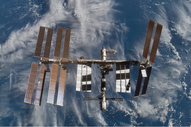 Actualmente, la Estación Espacial Internacional (ISS) cuenta con sistemas que dividen el agua en hidrógeno y oxígeno, que los astronautas respiran. Foto: fuentes.