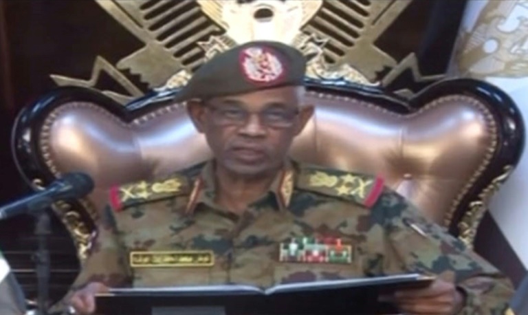 Captura de imagen de la declaración por televisión del ministro de Defensa sudanés, Ahmed Awad Ibnouf
