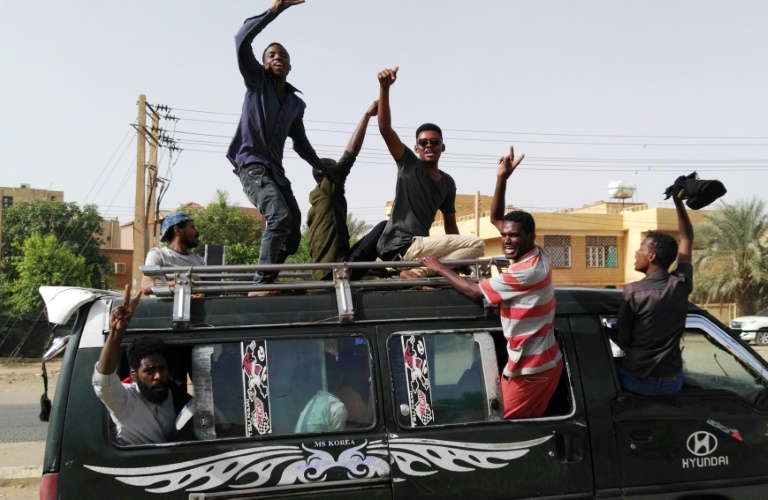 Manifestantes sudaneses festejan en Jartum.