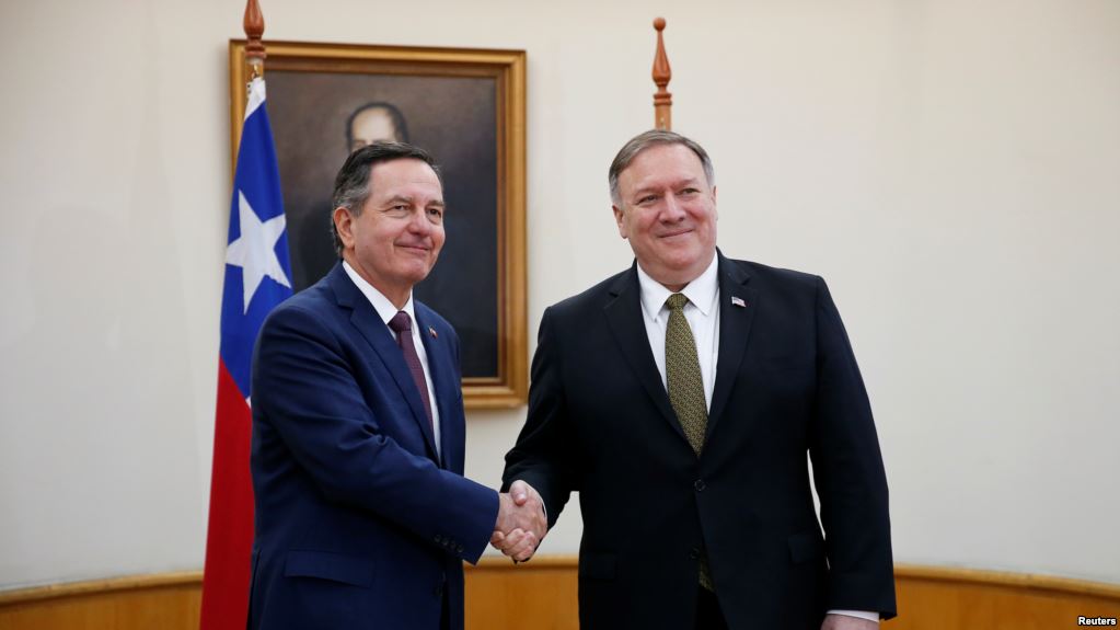 El canciller de Chile, Roberto Ampuero, saluda al secretario de Estado de Estados Unidos, Mike Pompeo en el Ministerio de Relaciones Exteriores en Santiago, el 12 de abril de 2019