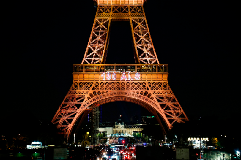 Un elaborado espectáculo láser nocturno que recorrió los 130 años de historia del monumento parisino. 