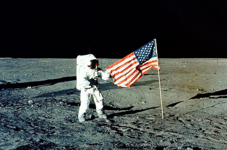 Los astronautas (incluida la primera mujer en la luna), primero se detendrían en el puesto de avanzada lunar en órbita.