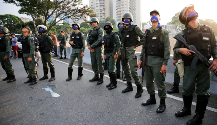 Soldados en las afueras de la base aérea de La Carlota en Caracas, Venezuela, el martes 30 de abril de 2019.
