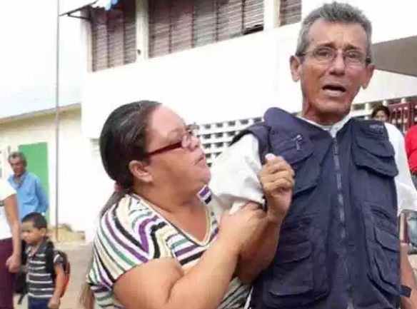 Momento en que la funcionaria gubernamental, Natalia Ledezma, agrediá al periodista Freddy Arvelaez. Foto: El Pitazo.