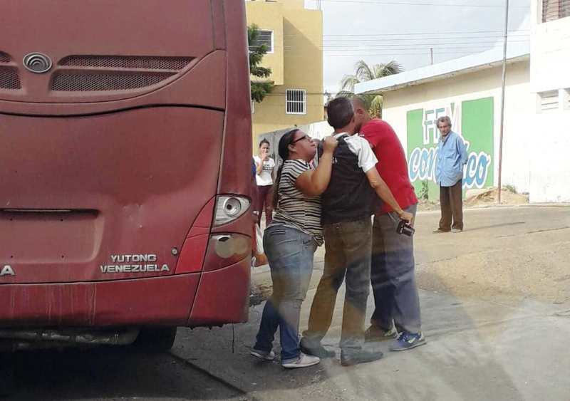 Otro ángulo del momento en cual la funcionaria gubernamental, Natalia Ledezma, agrediá al periodista Freddy Arvelaez. Foto: fuentes.