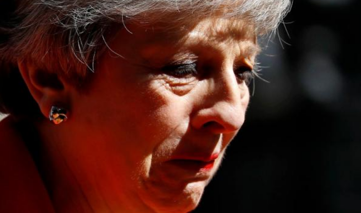 Entre lágrimas Theresa May anunció su renuncia. Foto: fuentes.