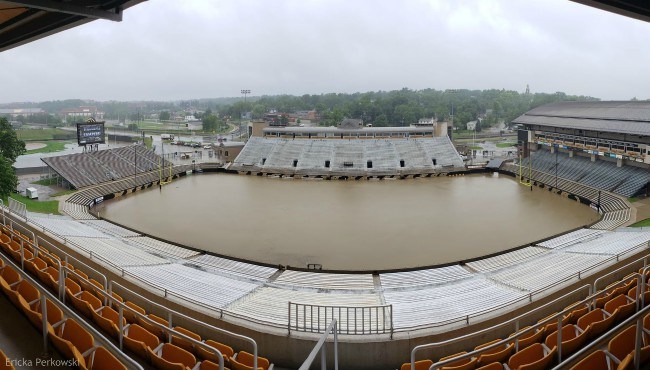 Inundado Estadio de fútbol de la Universidad de Michigan. Foto: WoodTv.