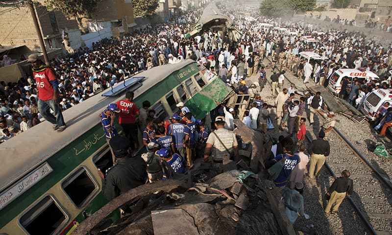 16 muertos y 78 heridos por colisión de trenes en Pakistán. Foto: fuentes.