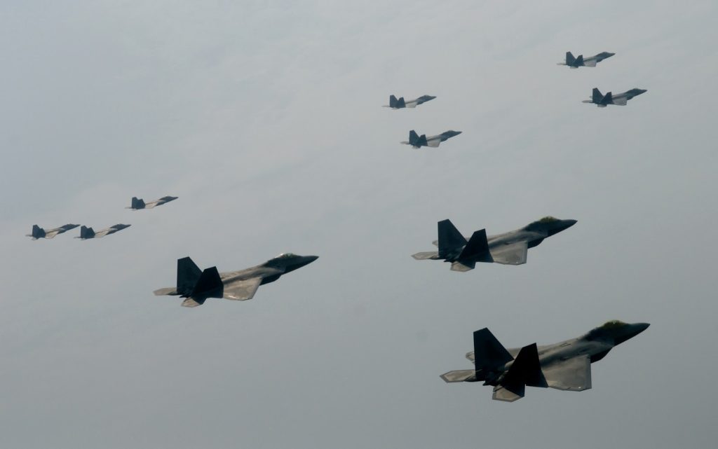 Un escuadron completo de cazas F-22 será desplegado en la zona. Foto: fuentes.
