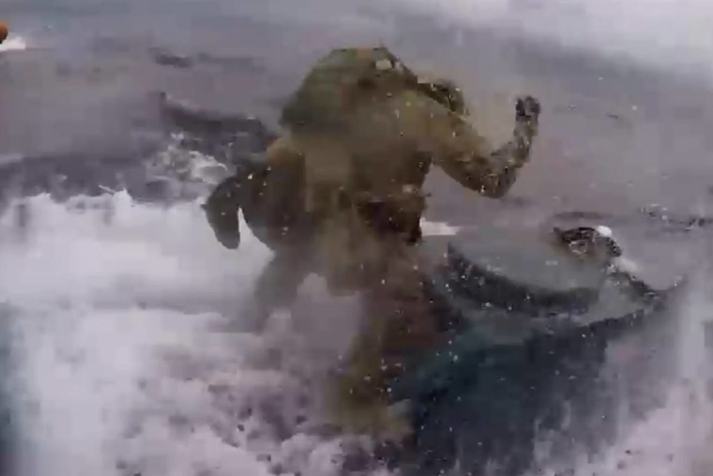 Oficiales de la Guardia Costera de los EE.UU. abordaron un narco-submarino. Foto: fuentes.