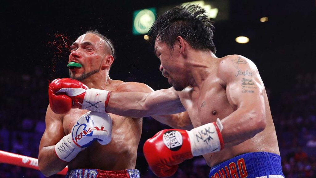 Manny Pacquiao, consigue acestar un potente derechazo contra Keith Thurman en el quinto round de la pelea por el título del Peso Welter, en Las Vegas. Foto: AP.