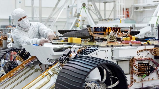 Los ingenieros del JPL ya instalaron el mini-helicóptero de 1.8 kg debajo del rover. Foto: fuentes.