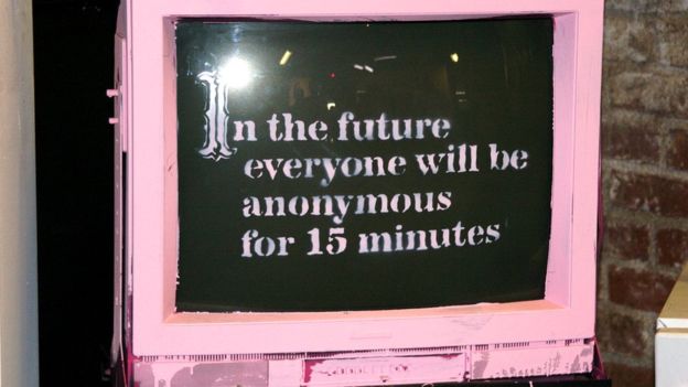 "En el futuro, todos serán anónimos por 15 minutos", Se lee en la nueva obra del artista Banksy. Foto: fuentes.