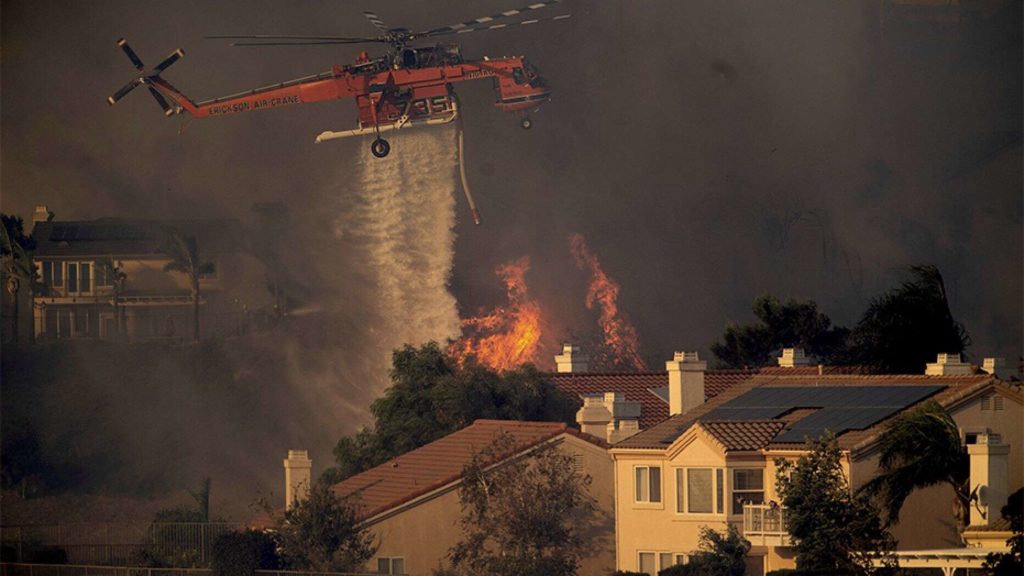 Arrecian los incendios forestales en California: 2 muertos y 100 mil evacuados. Foto: fuentes.
