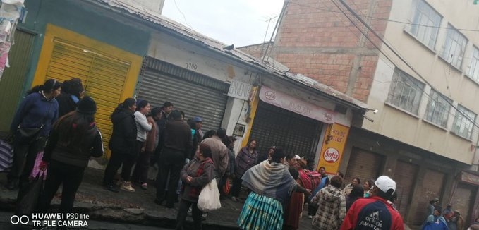 Largas colas en las calles de la capital, para conseguir alimentos y suministros. Foto: fuentes.