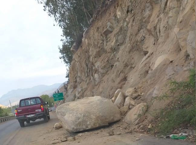Otra imagen de una enorme piedra que cayó cerca de una carretera producto del sismo de este lunes. Foto: fuentes.