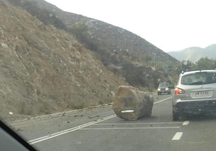Imagen de una enorme roca de varias toneladas de peso que obstaculizaba parcialmente alguna carretera. Foto: fuentes.