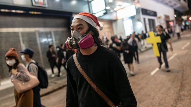 Miles en Hong Kong recibieron la navidad en protestas callejeras. Foto: BBC.
