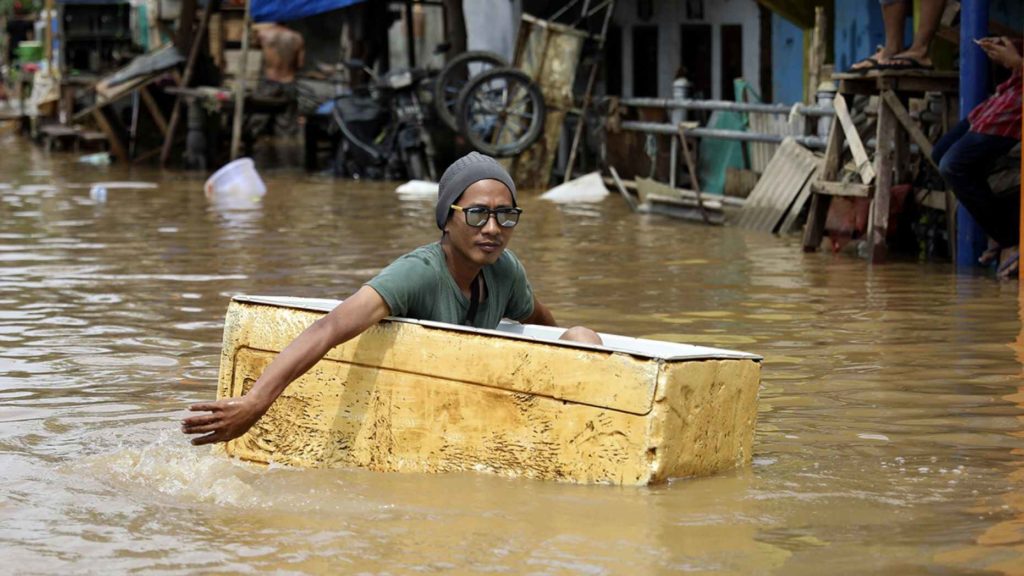 En la capital, Yakarta, la población está literalmente con el agua hasta el cuello. Foto: fuentes.
