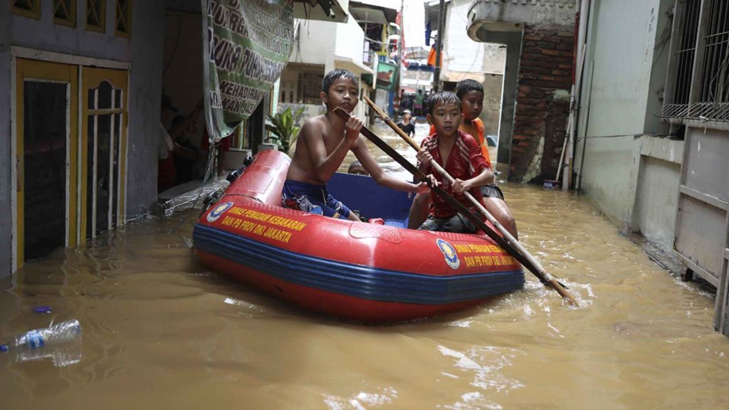 Miles de damnificados mientras aumenta el número de victimas fatales por las inundaciones en Indonesia. Foto: fuentes.