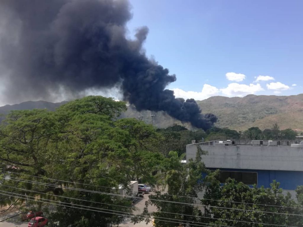 Fuerte incendio consumió alrededores de la Brigada Blindada en Naguanagua. Foto: ACN.