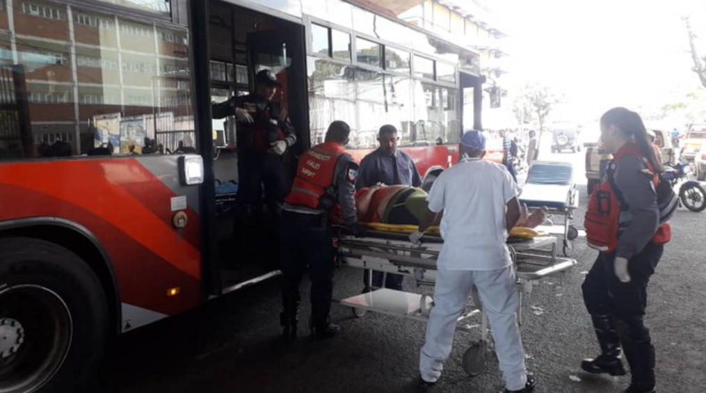 Los Paraméricos Viales denominados "Los Ángeles de la Autopista" atendieron la emergencia en su novedosa ambulancia autobús. Foto: fuentes.