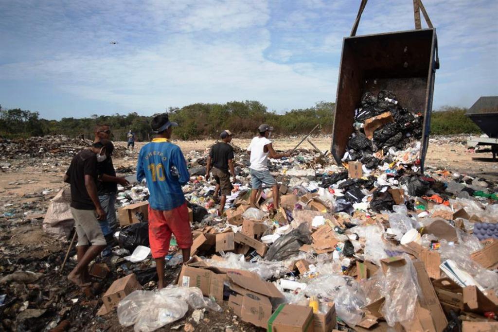 Venezolanos sobreviven en basurero brasileño - noticiasACN