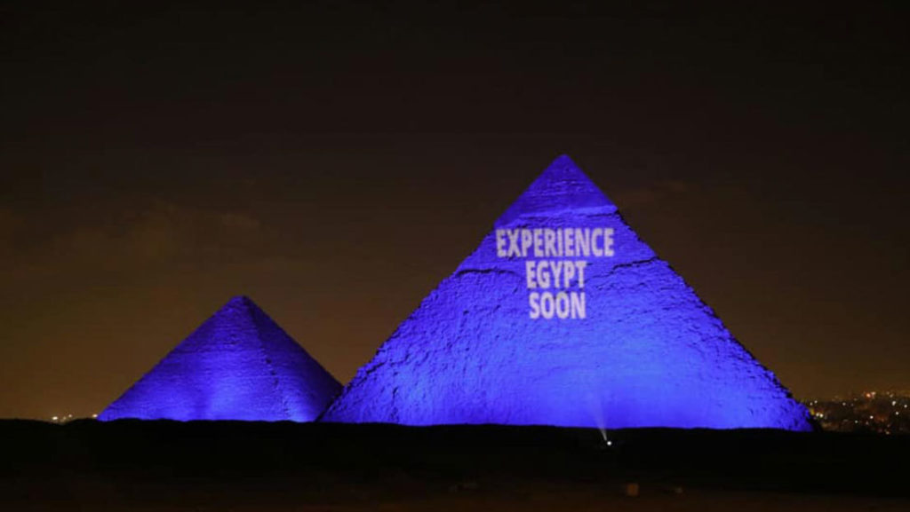 Las Pirámides de Egipto fueron iluminadas con mensajes de salud y seguridad sobre el Covid-19. Foto: fuentes.
