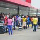 Gobierno de Carabobo prohíbe pernoctar en supermercados-acn
