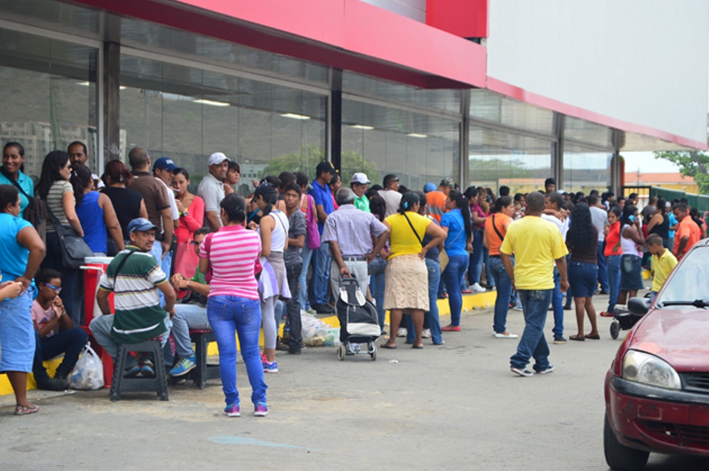 Gobierno de Carabobo prohíbe pernoctar en supermercados-acn