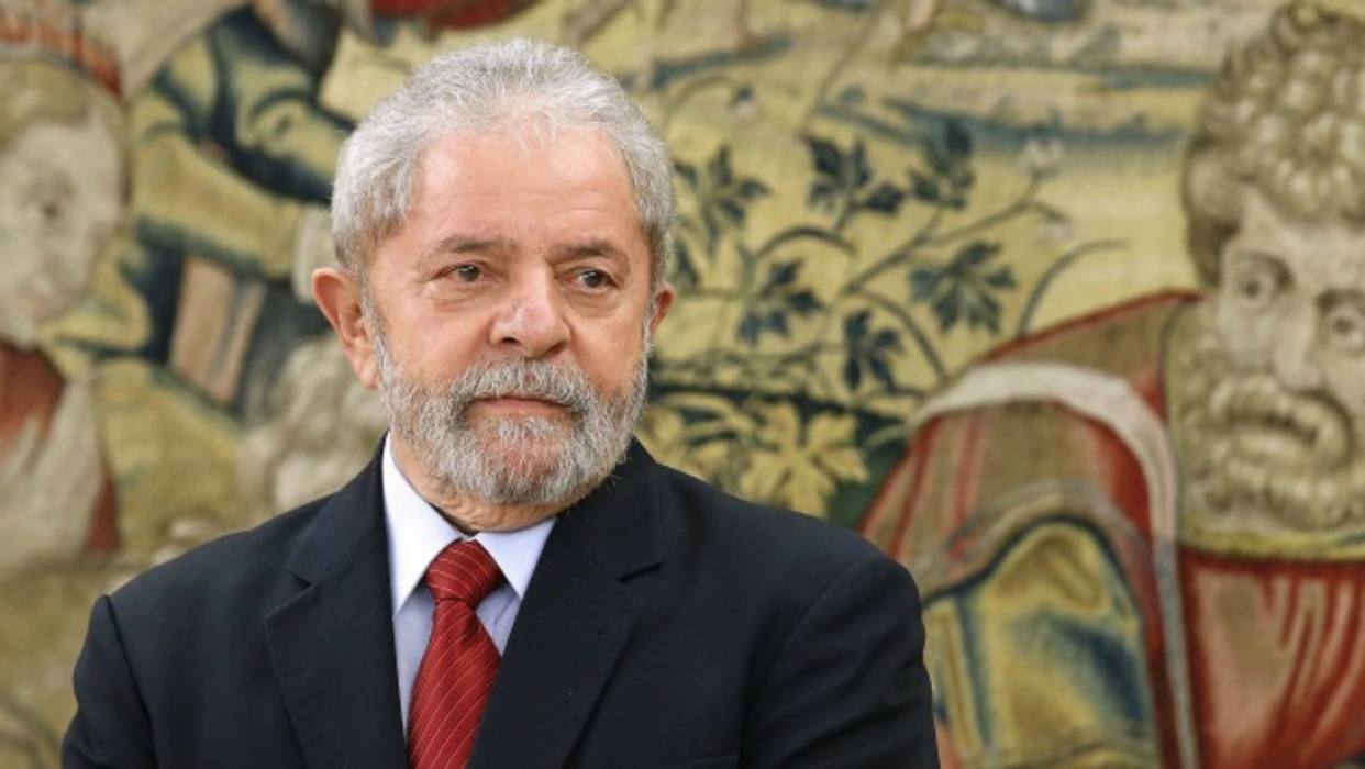 Lula esposado