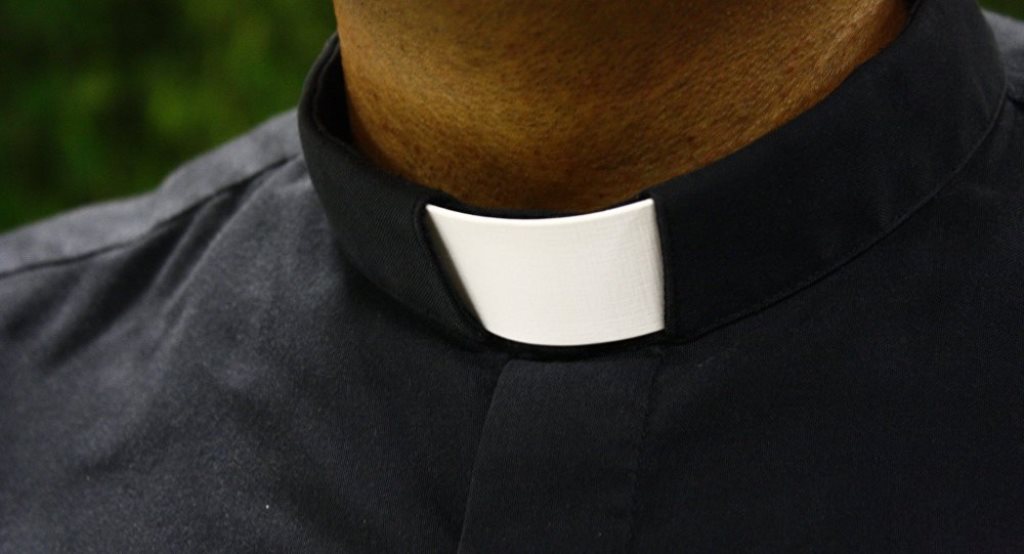 Sacerdote, monaguillos, acosar-acn