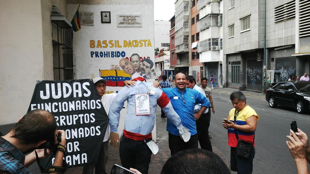 Quema de Judas en Caracas dedicada a Maduro