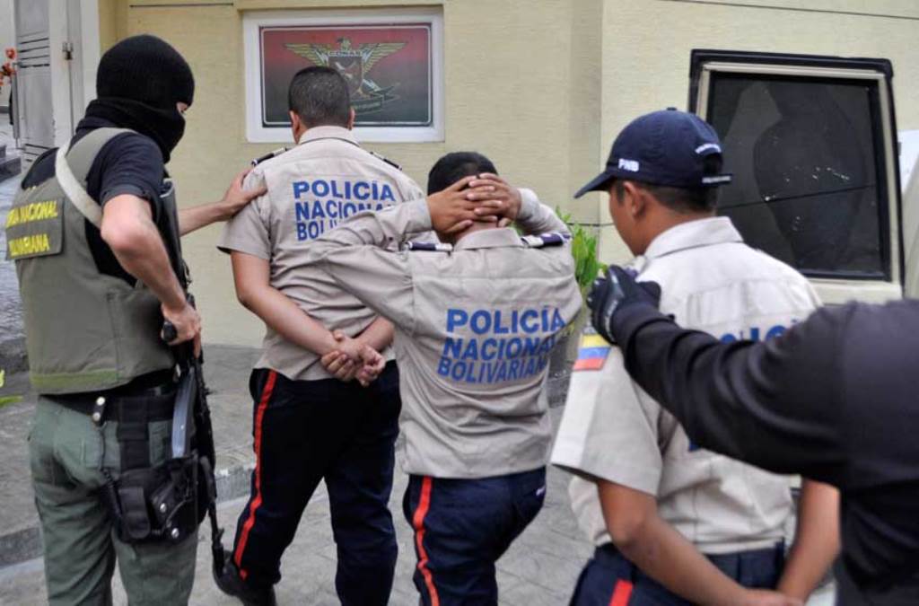Presos tres oficiales, PNB, chalecos y municiones - acn