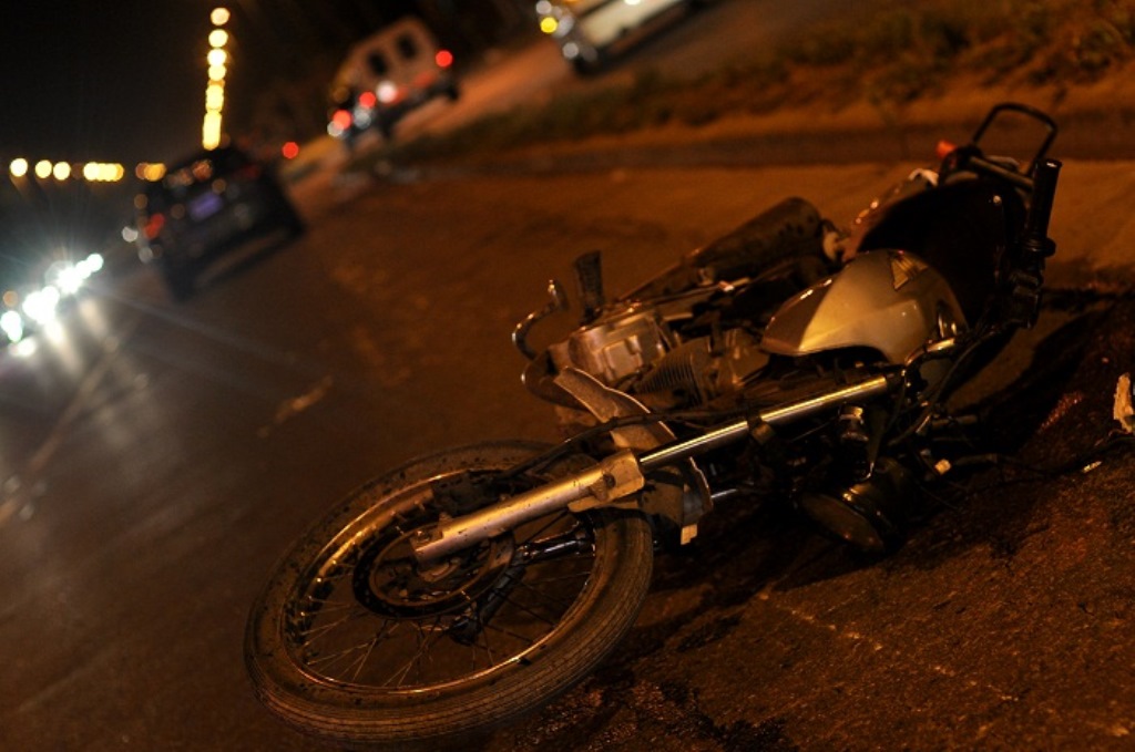 Jóvenes mueren quemados, colisión, camión y una moto - acn