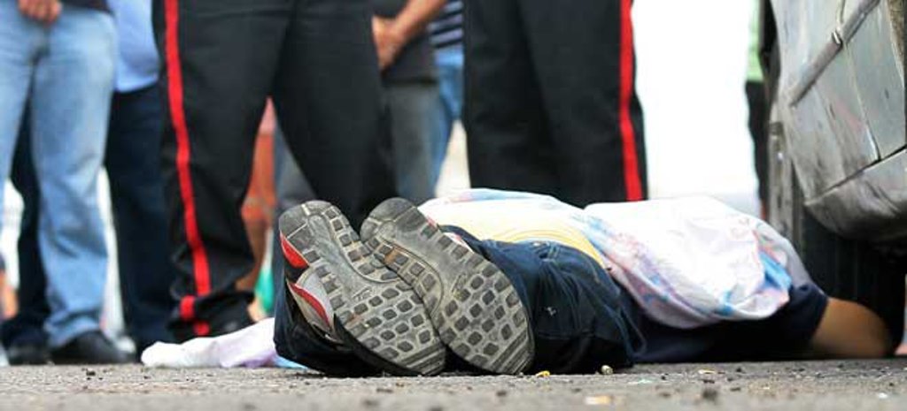 Mataron, recoge plástico, tres disparos - acn