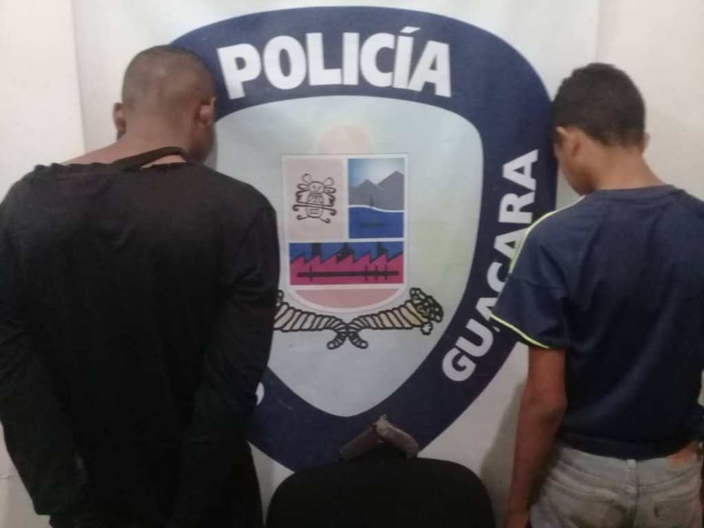 Detienen a dos personas, porte ilícito - acn