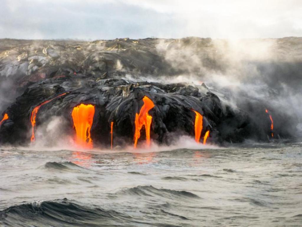 Bomba de lava deja 23 heridos al impactar contra un barco en Hawái -acn