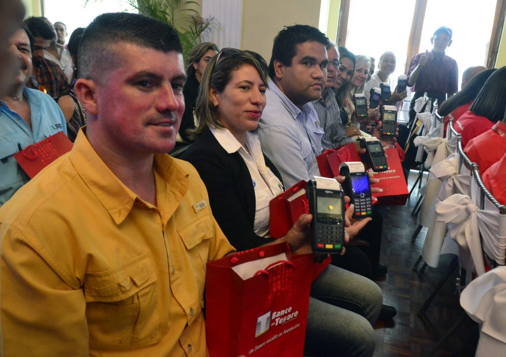 Acn- Empresarios valencianos recibieron créditos y puntos de venta