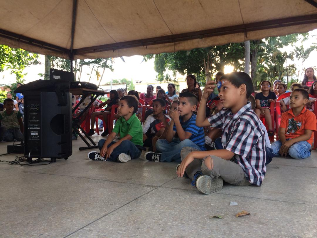 ACN,18NOV, Niños se divirtieron con una película en plaza de Tocuyito