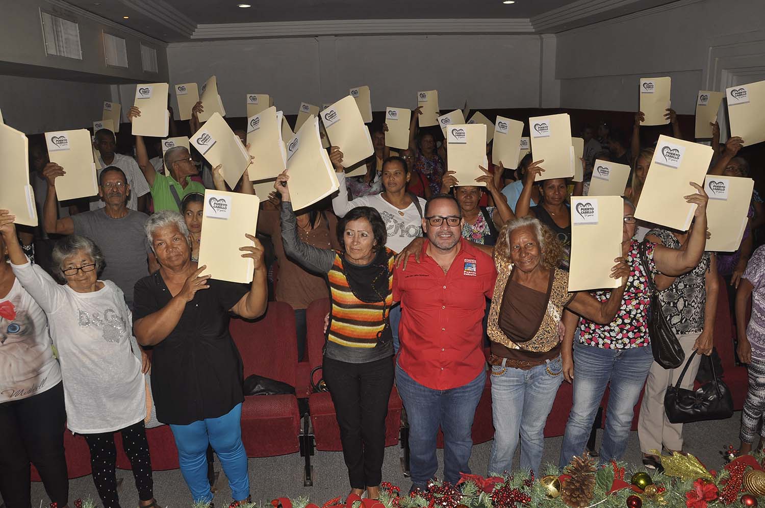 ACN- Familias de Puerto Cabello recibieron títulos de tierra