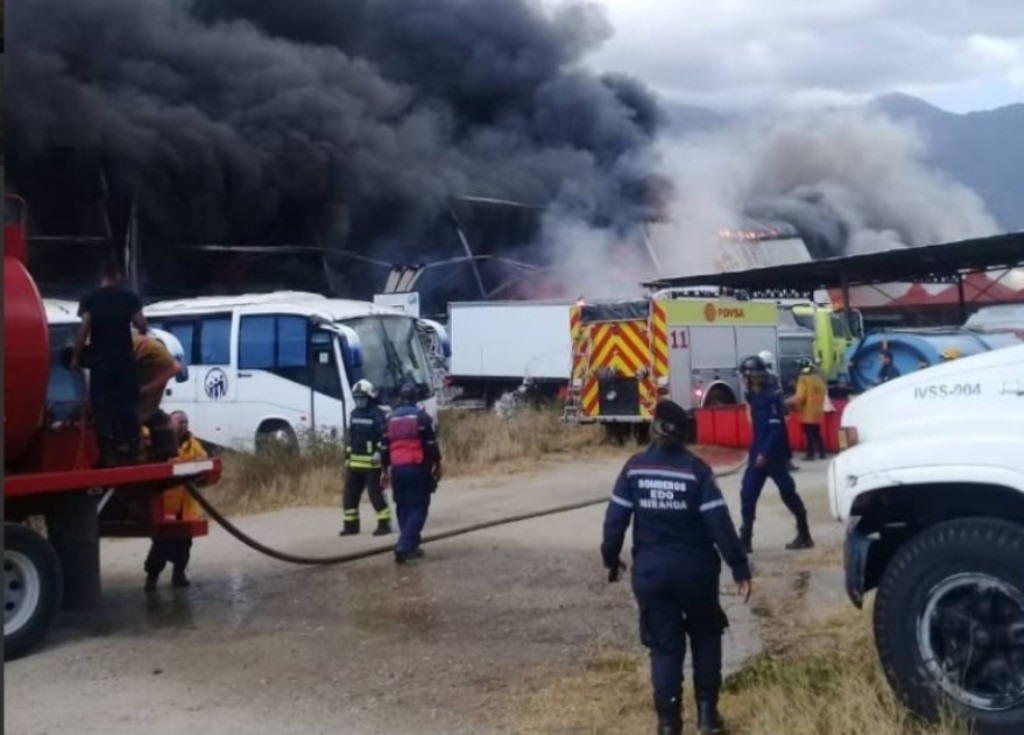 Incendio destrozó galpones del IVSS en Guatire - acn
