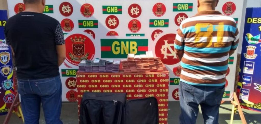 Detienen dos hombres con 745 mil bolívares