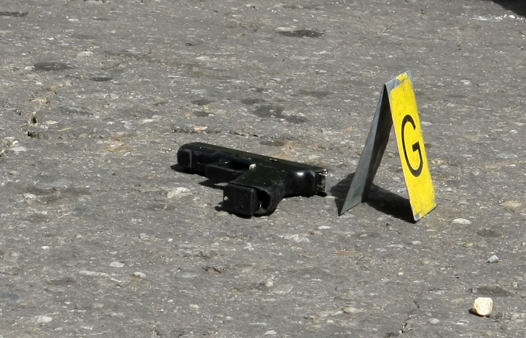 En el lugar se recuperó un arma de fuego. Foto Referencial