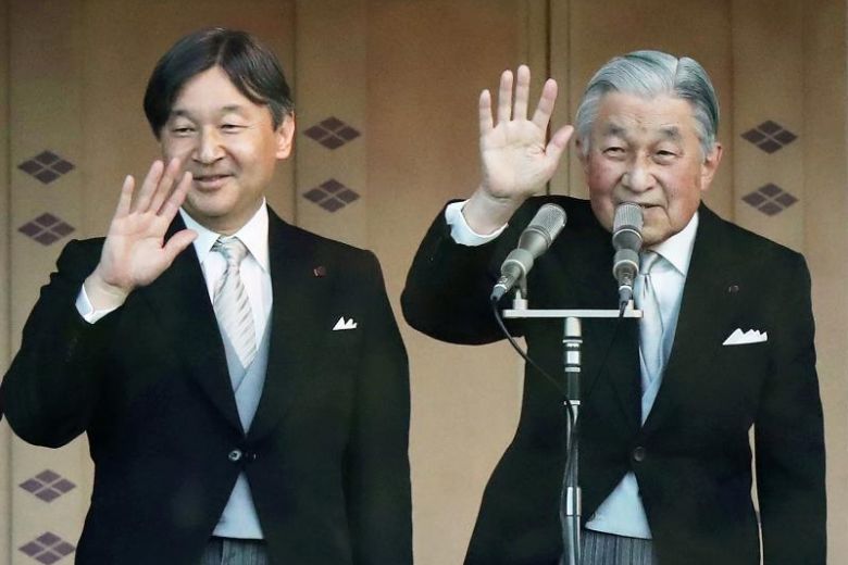 El príncipe heredero Naruhito (izquierda), posa junto a su padre, el  Emperador Akihito. 