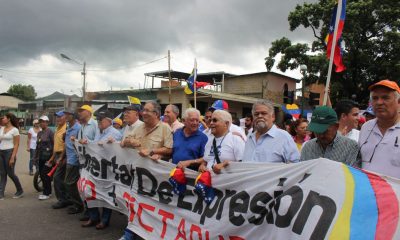 "Nos sentimos solos" mensaje de abuelos carabobeños durante protesta de ayer sábado. Foto: EC