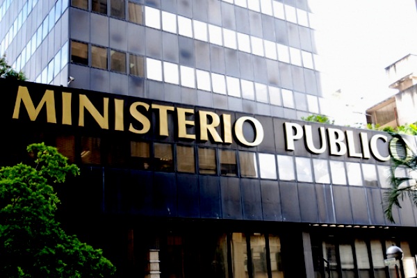Tras las rejas dos porfesores por explotación sexual a estudiantes. Foto: EU